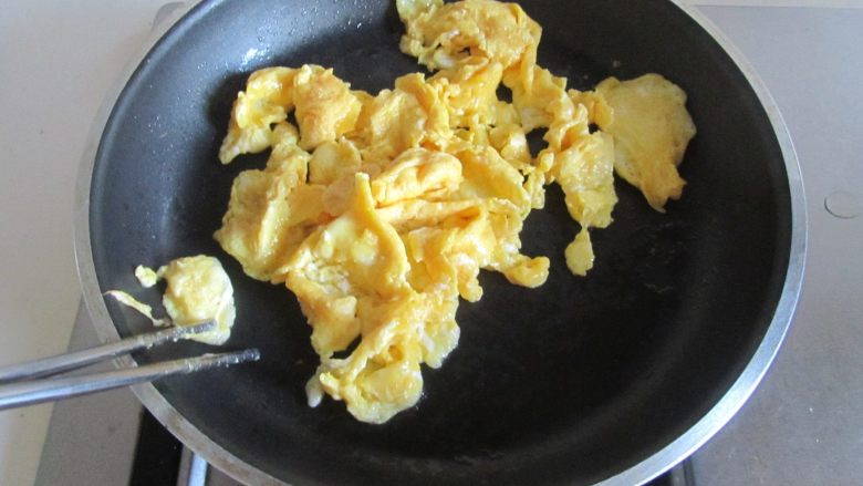 荷兰豆鸡蛋炒米粉,微微煎至定型后将它划成小块， 盛出来备用；