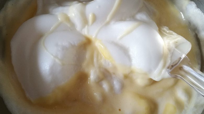 花生末小蛋糕,蛋白霜搅出1/3入蛋黄盆中，搅匀