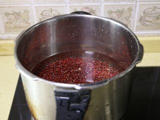 红豆沙,泡了一晚的红豆洗净，放入高压锅中，加入适量清水（不要太多，以免煮成红豆汤）