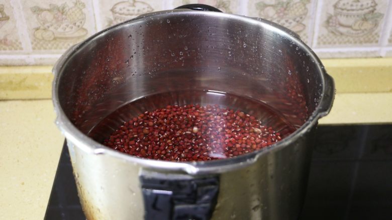 红豆沙,泡了一晚的红豆洗净，放入高压锅中，加入适量清水（不要太多，以免煮成红豆汤）