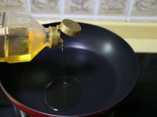 红豆沙,
不粘平底锅中倒入适量玉米油