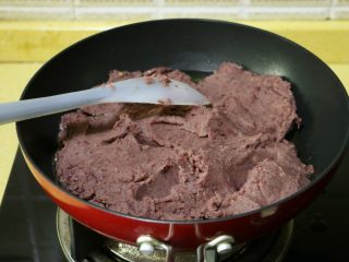 红豆沙,全程小火，将红豆泥倒入锅中，不断翻炒片刻