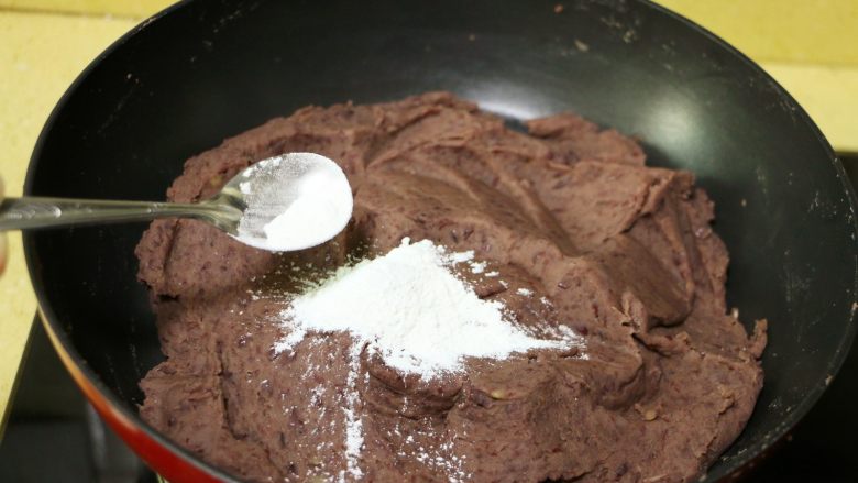 红豆沙,加入1小勺炒熟的糯米粉