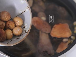 土茯苓笋干老鸭汤,1小时后加入无花果再煲半小时或1小时；