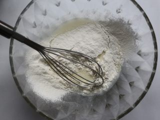 肉松蛋糕卷,将低筋面粉过筛到搅拌好的牛奶油糊里，用手动打蛋器以Z字型方式搅拌到无干粉即可