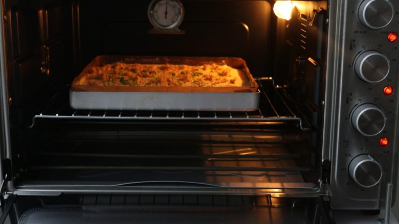 肉松蛋糕卷,烤箱事先预热，烤箱内实际温度上火160度，下火150度10分钟，再把蛋糕糊放入烤箱里，上火160度，下火150度28分钟