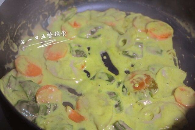 咖喱蔬菜面,加100克<a style='color:red;display:inline-block;' href='/shicai/ 219'>牛奶</a>或半碗水稍煮一下，将咖喱块化开。