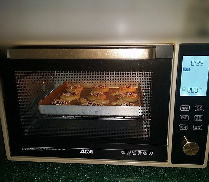 桑茸黑芝麻酥烧饼,送入预热好的烤箱中层：190度、上下火