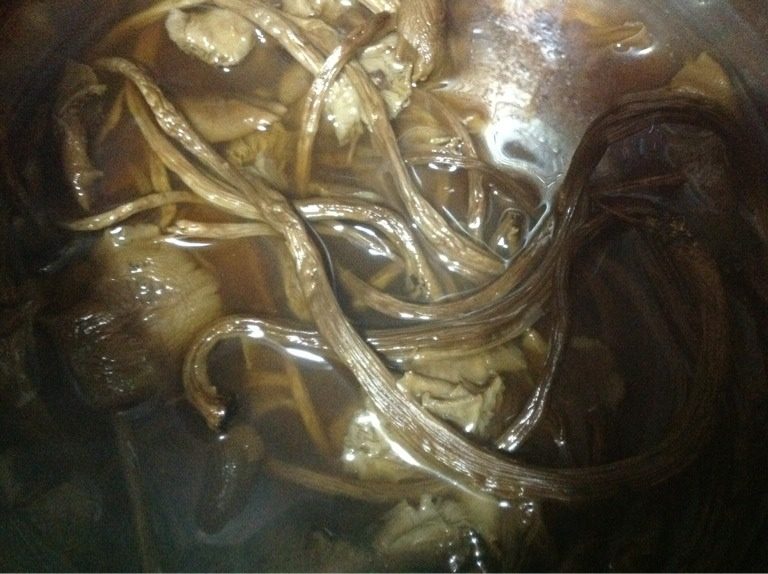 茶树菇小炒肉,干茶树菇泡发后，（5分钟）煮过水