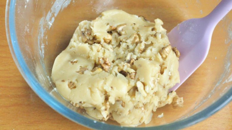 藜麦核桃酥,将核桃碎与面团混合均匀。