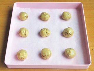 藜麦核桃酥,均分成9个小面团，搓成小圆球。