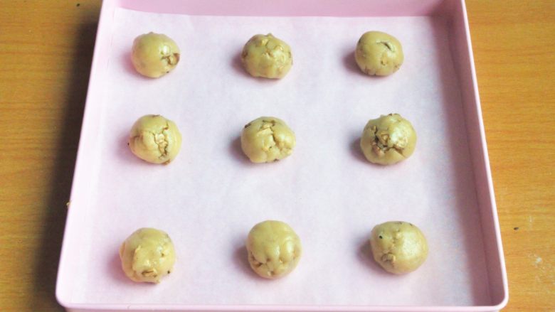藜麦核桃酥,均分成9个小面团，搓成小圆球。