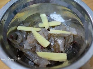 芦笋炒虾仁,放入盐、味精、料酒、姜片、蛋清、生粉搅拌均匀，
腌制15-20分钟。