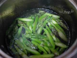 芦笋炒虾仁,入锅焯水1-2分钟。
水里适当加点盐，
一来去除草酸，痛风患者不宜多吃，
二来保持芦笋色泽。
芦笋鲜嫩，煮太久会变黄。