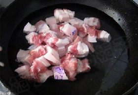 五花肉烧墨鱼头,冷水把肉下锅烧开，把肉焯水
