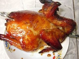香茅烤全鸡,烤箱200度预热，将准备好的鸡放入烤架上，旋转烤55分钟后取出，全鸡涂上蜜汁，再放回去烤10分钟至表面金黄色即可。取出后切块食用。
