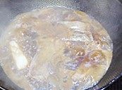无锡排骨,烧开后转小火炖1小时左右，汤的位置到排骨一半的位置，加盐，翻一下继续盖盖子炖