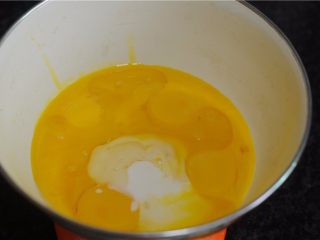 fiuff棉花糖淋面蛋糕,蛋黄加入牛奶喝油，用打蛋器打匀
