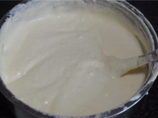 fiuff棉花糖淋面蛋糕,将蛋清和蛋黄糊糊分两次翻拌均匀