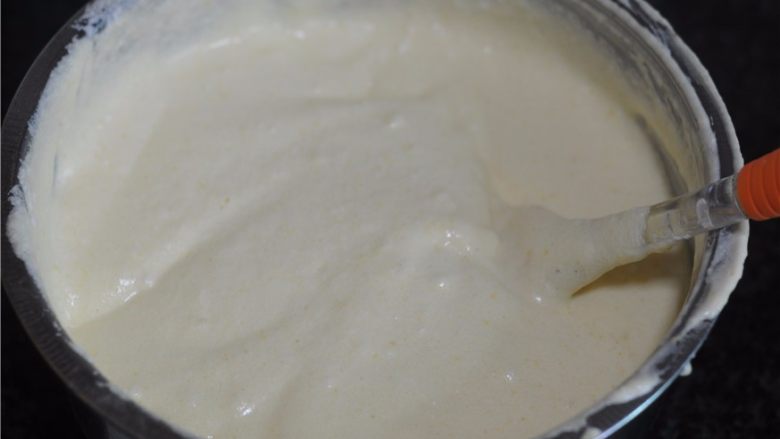 fiuff棉花糖淋面蛋糕,将蛋清和蛋黄糊糊分两次翻拌均匀
