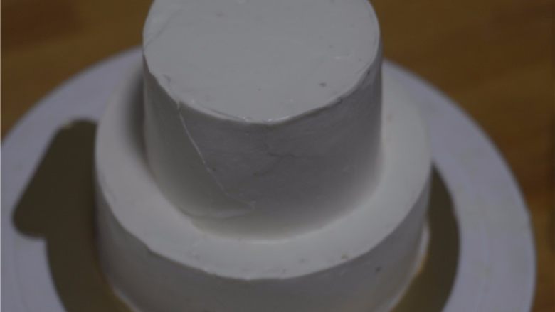 fiuff棉花糖淋面蛋糕,涂抹在组装好的蛋糕上
