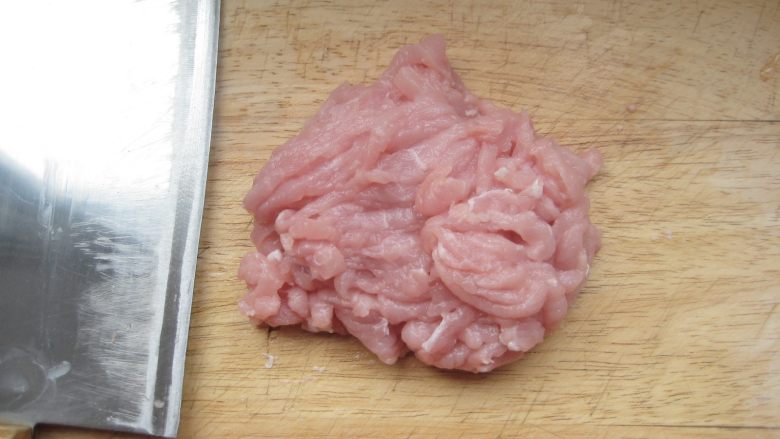 京酱肉丝：好吃易做经典菜,猪肉洗净切成较细的丝