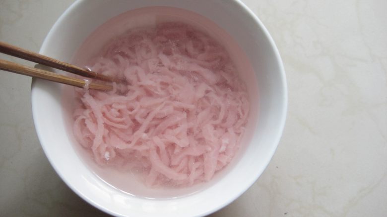 京酱肉丝：好吃易做经典菜,把切好的猪肉丝放入清水中冲洗2遍，去掉肉丝表面的粘液。