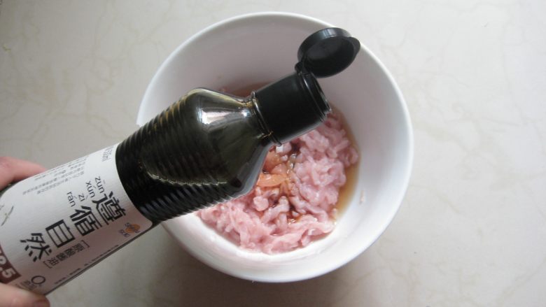 京酱肉丝：好吃易做经典菜,将肉丝捞出，沥干水分，加入腌料。