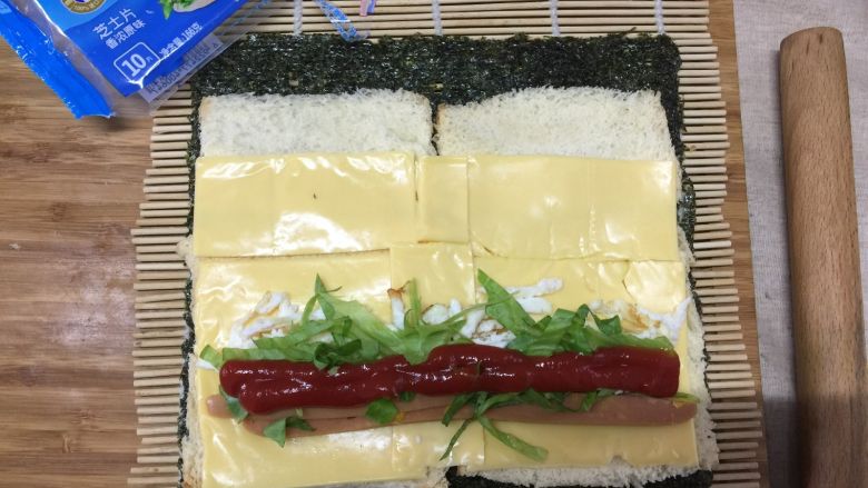 #吐司新吃法之五#三明治寿司,随后放入馅料，挤上适量的番茄酱