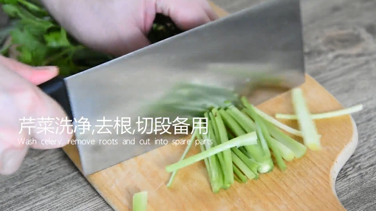 饭店里的干锅藕片原来是这样做的，2分钟就,芹菜洗净，去根，切段备用
