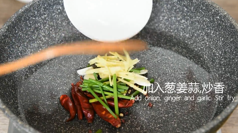 饭店里的干锅藕片原来是这样做的，2分钟就,起油锅，倒入干辣椒、花椒、葱姜蒜炒香