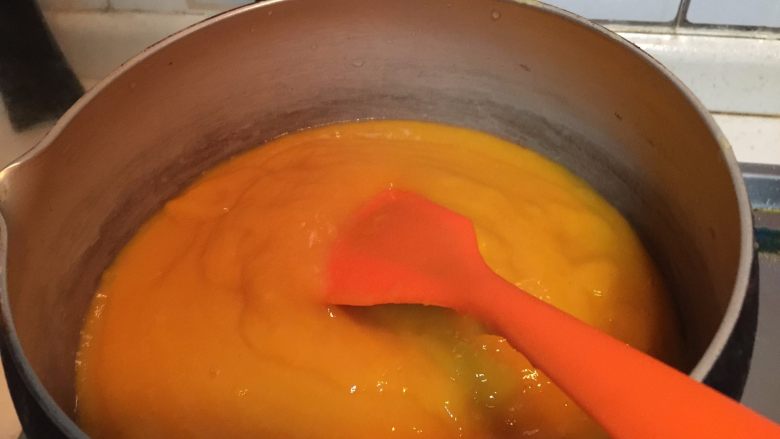 花仙子芒果慕斯,用搅拌棒搅打成芒果泥，用小火将芒果泥略加热，加热到50度左右即可