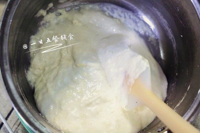蒸鸡蛋糕,用橡皮刮刀以切拌方式翻拌均匀。