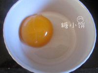 班尼迪克蛋Eggs Benedict,煮浓缩醋的时候把蛋黄准备好放在一个容器中