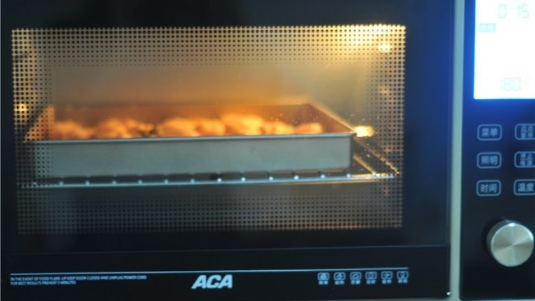 苋菜汁桃花包,将烤盘端入预热好的烤箱，180度烤12分钟后盖上锡纸，再烤5分钟