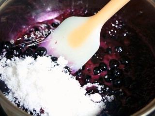 蓝莓果酱,转中大火，继续搅拌。直至第一次加入的砂糖完全融化后，再把剩余的糖倒进去。