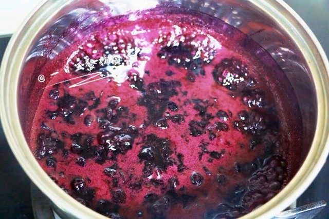 蓝莓果酱,熬煮过程中，会有浮沫出现，用细网勺撇掉这些浮沫，这样做出来的果酱才不会涩，颜色好看。