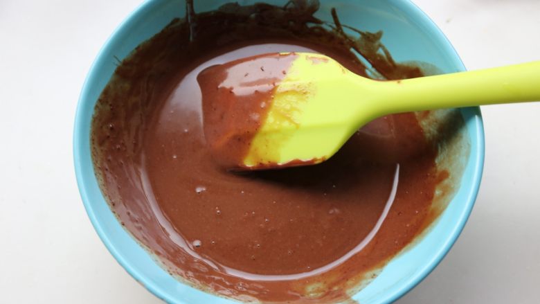 巧克力派,加入室温软化的黄油，搅拌均匀。