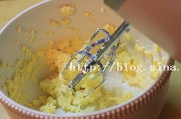 原味磅蛋糕,115克黄油软化到手指头轻易能按进去的程度，黄油用打蛋器的低档位打15秒左右