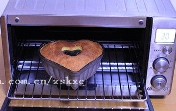 原味磅蛋糕,放入烤箱中层，选择糕点程序，温度160度，时间50分钟