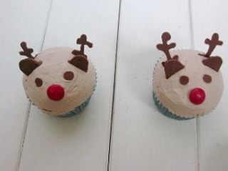 圣诞驯鹿小杯子蛋糕,组合上角、耳朵、眼睛和鼻子（MM巧克力豆）就可以了