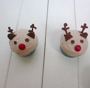 圣诞驯鹿小杯子蛋糕,组合上角、耳朵、眼睛和鼻子（MM巧克力豆）就可以了