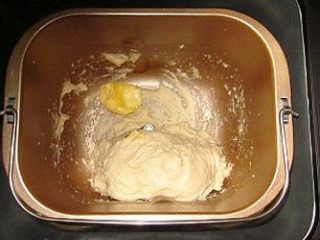 焦糖香蕉花环包,面包机显示时间剩下为7分钟时，暂停机包机，再加入黄油，再揉7分钟即可。（揉好的面团有点粘手，可以随意拉出薄膜。）