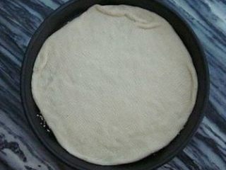 焦糖香蕉花环包,将小的面团擀成圆形，放在8寸的披萨盘底部