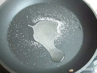 焦糖香蕉花环包,将馅料的糖、水放进平底锅里，小火将糖煮至焦糖色