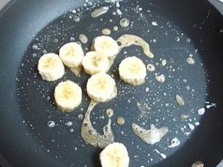 焦糖香蕉花环包,将香蕉去皮切段后放进焦糖里稍煎一下，然后均匀的裹上适量的焦糖