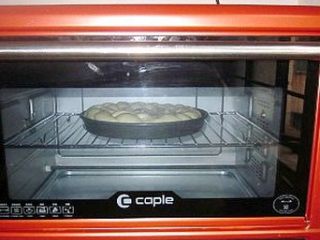 焦糖香蕉花环包,烤箱180度预热，用烤网在第二层，上下火烤20分钟，出炉后趁热在面包表面刷一层薄薄的糖水。（10克糖15克水溶化成糖水）