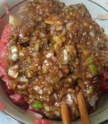 牛肉萝卜水饺,炒出香味即可，把大葱酱料加入到牛肉萝卜馅中，拌匀