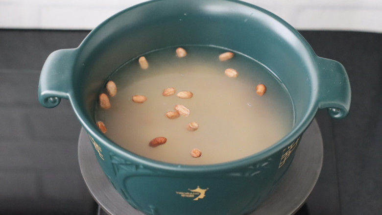 麦仁红枣粥,注意清水不要倒的太满。