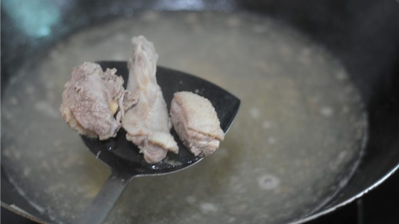 最适合夏天的下酒菜——香辣沙锅鸭,随着水的温度增高，会出现很多的浮沫，将浮沫捞出来